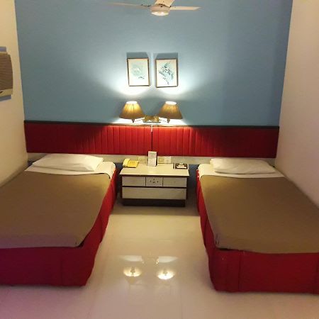 Hotel Bluehill Бхавнагар Екстериор снимка