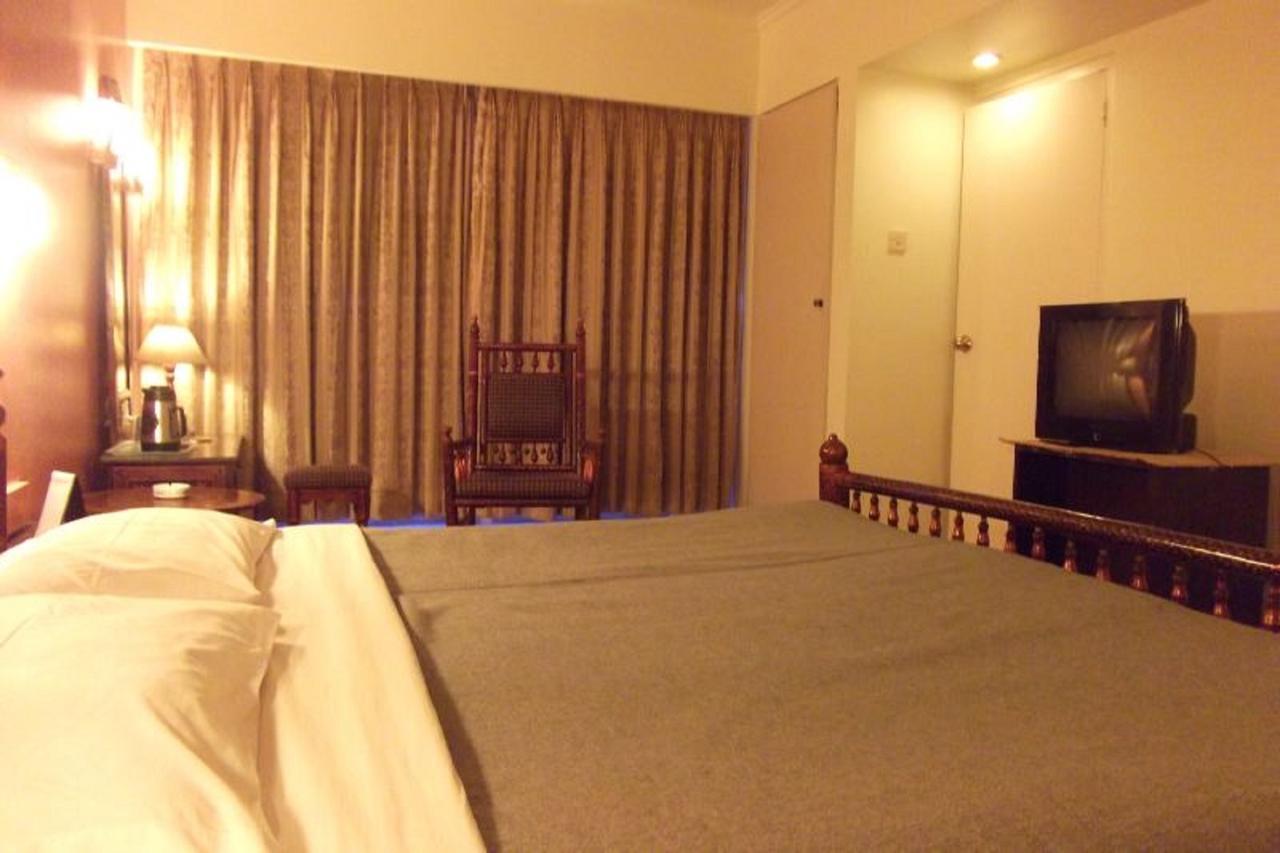 Hotel Bluehill Бхавнагар Екстериор снимка