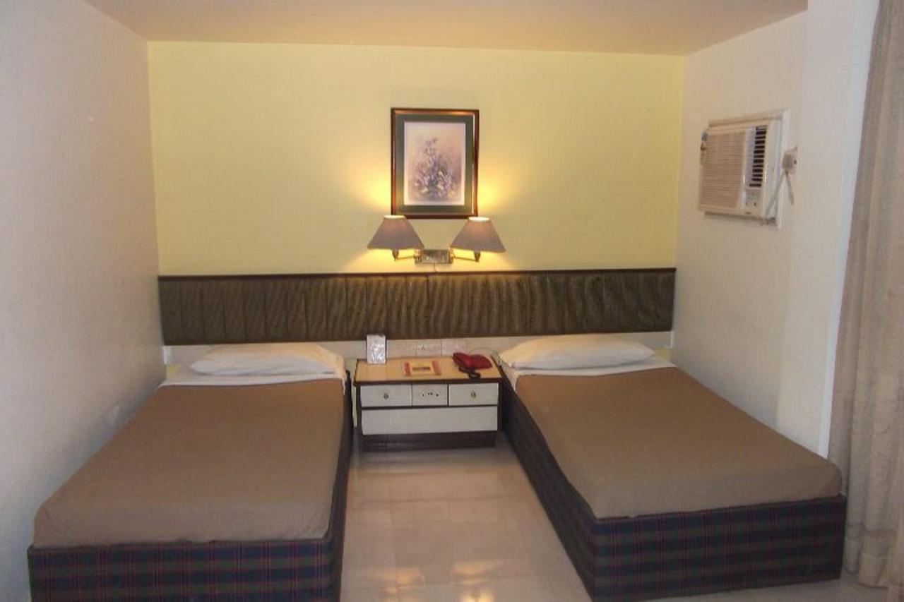 Hotel Bluehill Бхавнагар Екстериор снимка