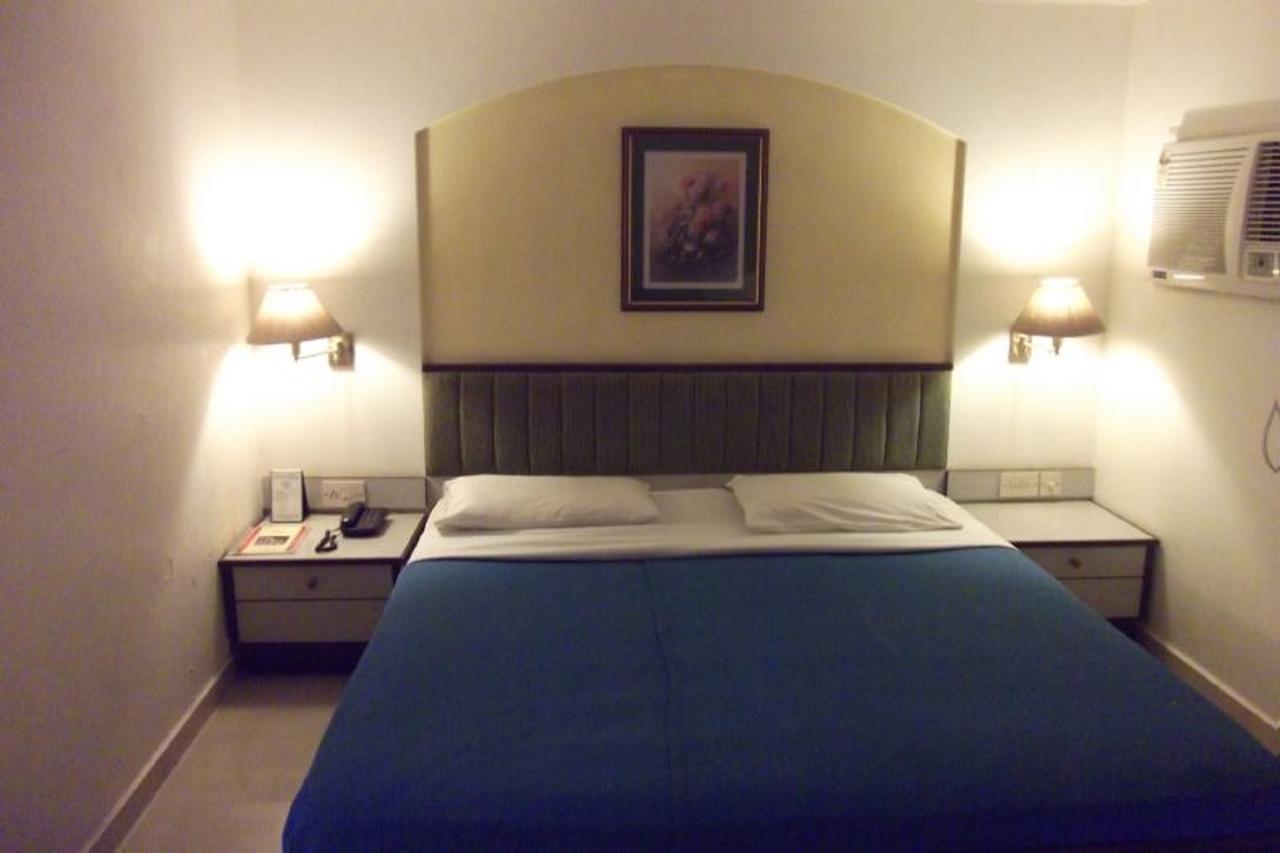 Hotel Bluehill Бхавнагар Екстериор снимка