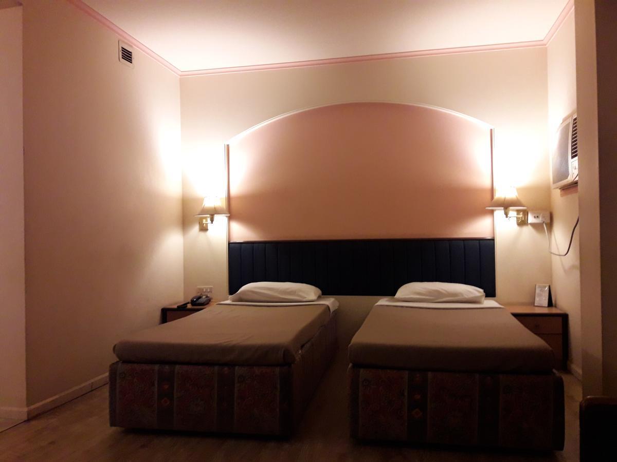 Hotel Bluehill Бхавнагар Екстериор снимка