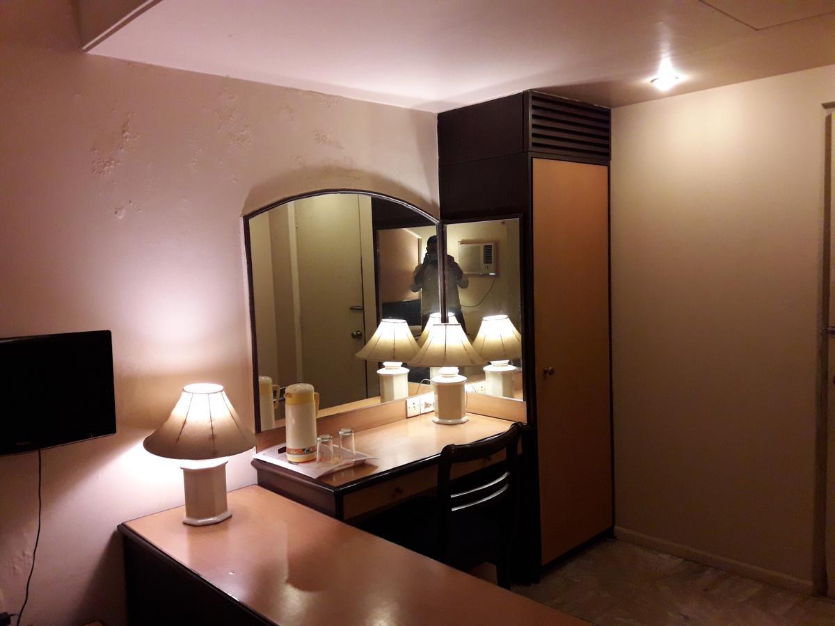 Hotel Bluehill Бхавнагар Екстериор снимка