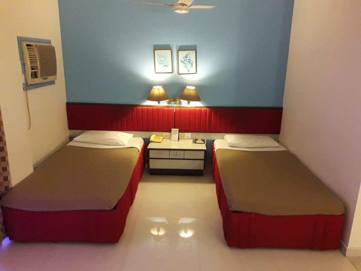 Hotel Bluehill Бхавнагар Екстериор снимка