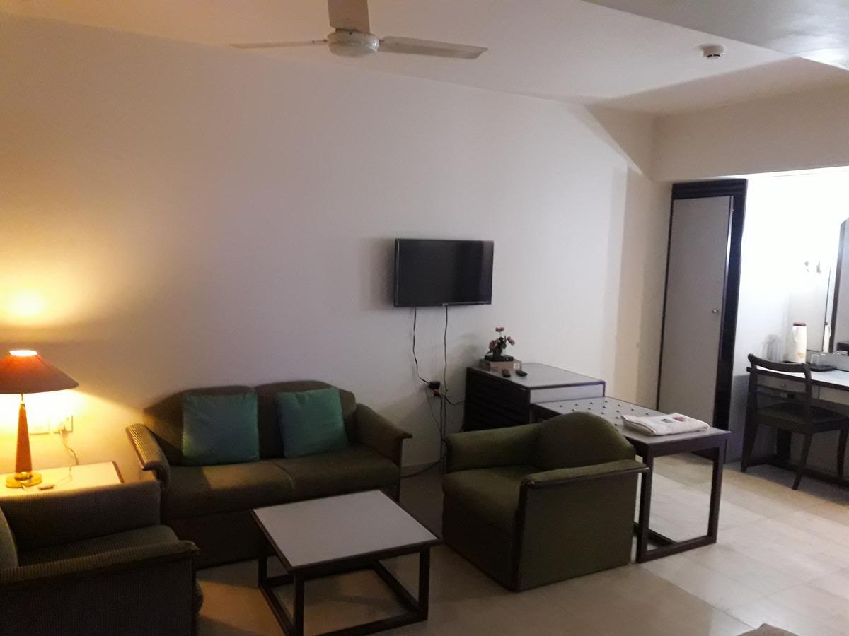 Hotel Bluehill Бхавнагар Екстериор снимка