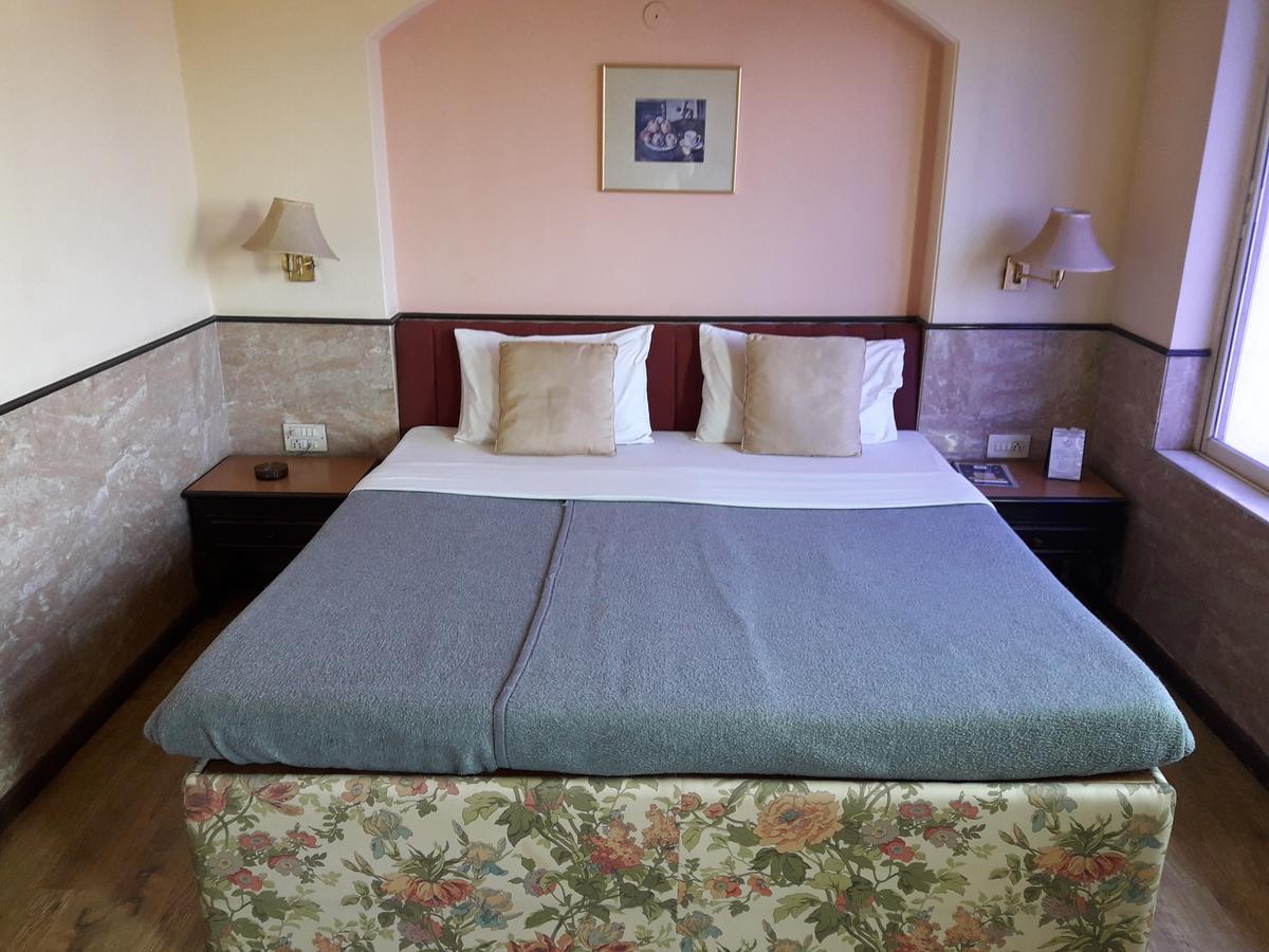 Hotel Bluehill Бхавнагар Екстериор снимка