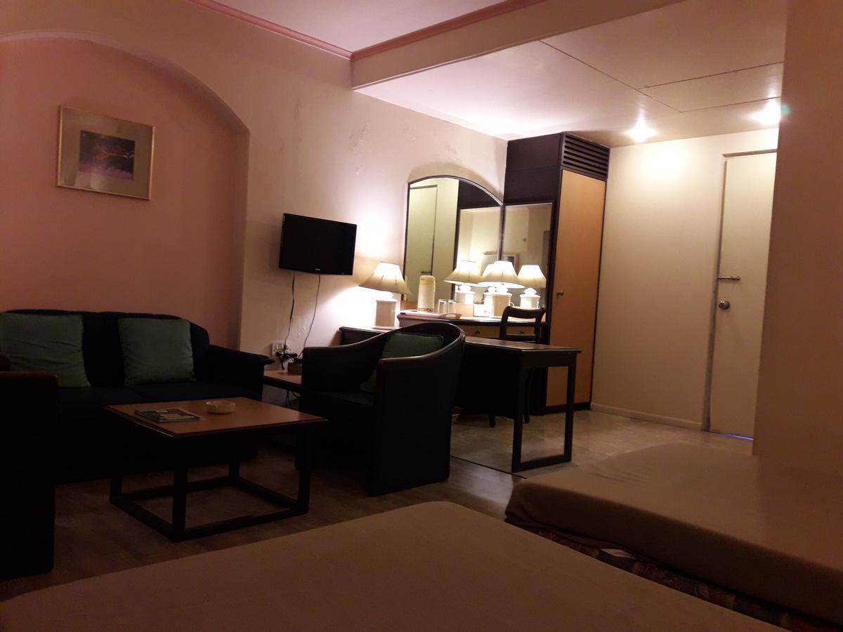 Hotel Bluehill Бхавнагар Екстериор снимка