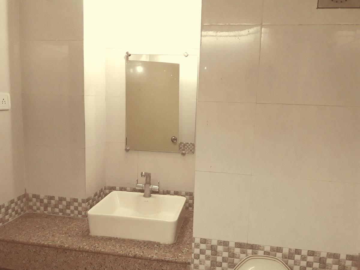 Hotel Bluehill Бхавнагар Екстериор снимка