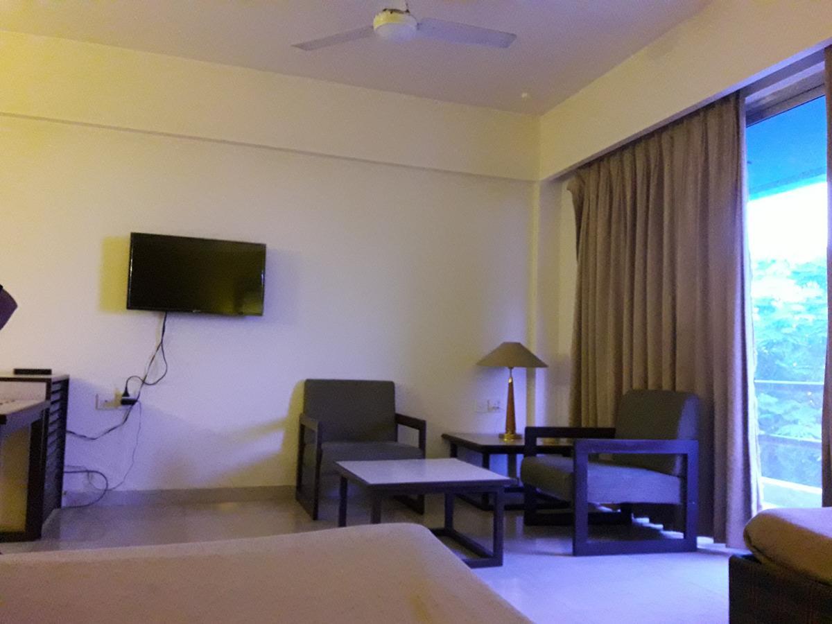Hotel Bluehill Бхавнагар Екстериор снимка