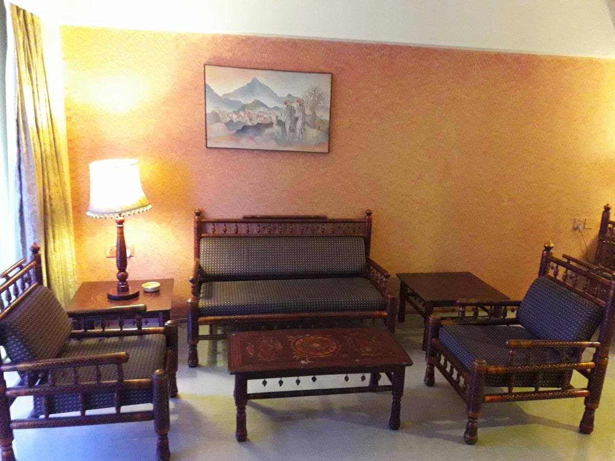 Hotel Bluehill Бхавнагар Екстериор снимка