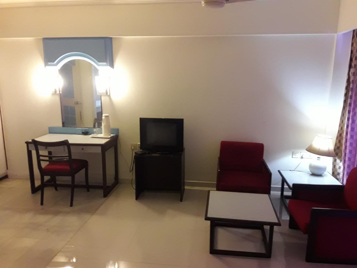 Hotel Bluehill Бхавнагар Екстериор снимка